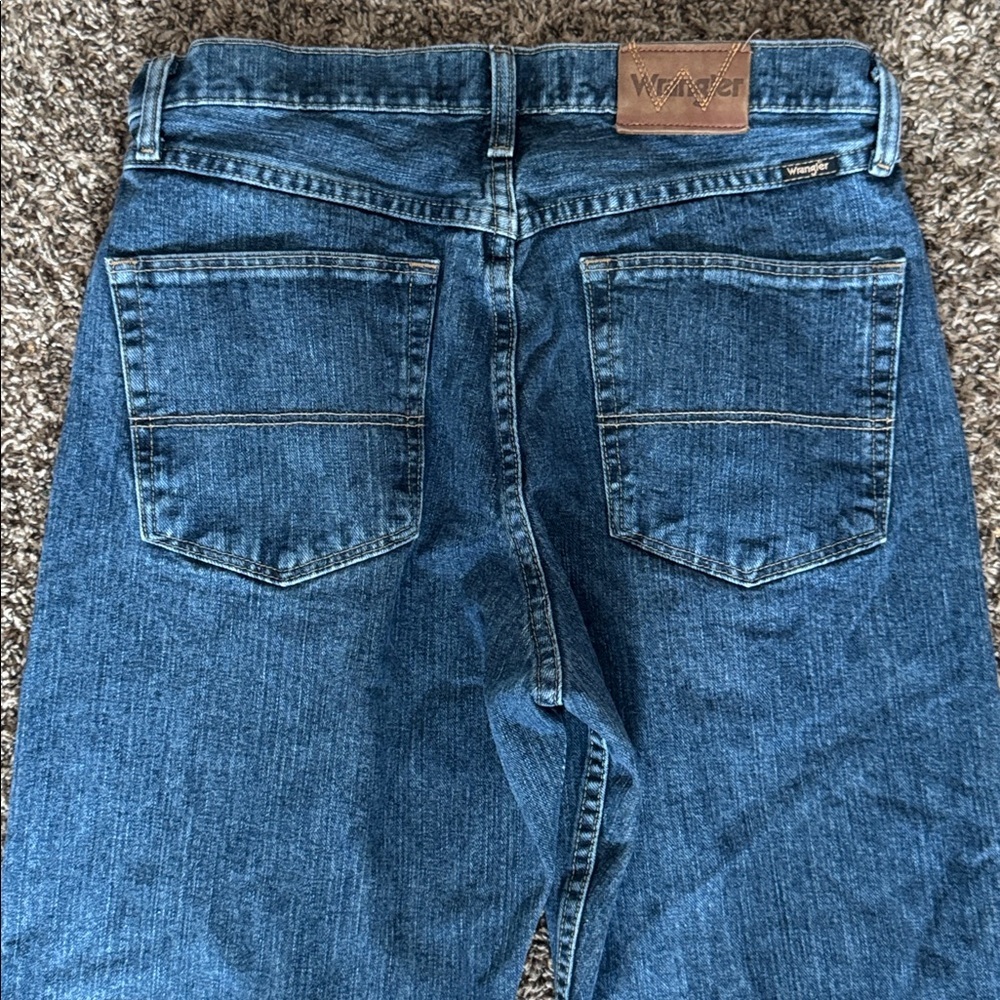 Wrangler 32 x 31 Medium Wash Regular Fit - Picture 9 of 12